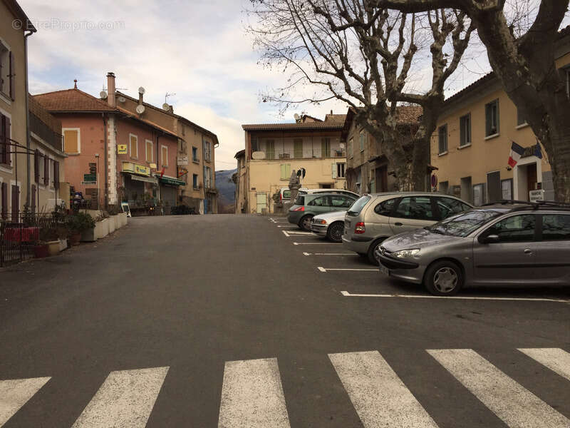 Commerce à THOARD