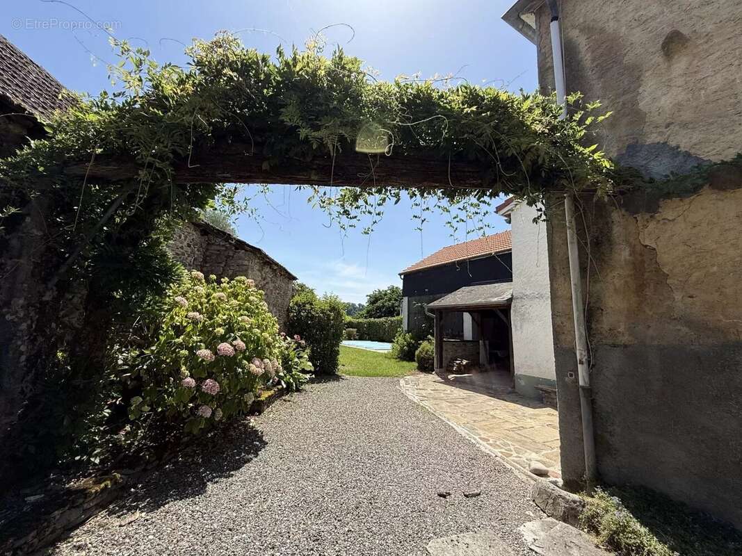 Maison de village du XVIIIe siècle avec piscine et jardin - photo 15