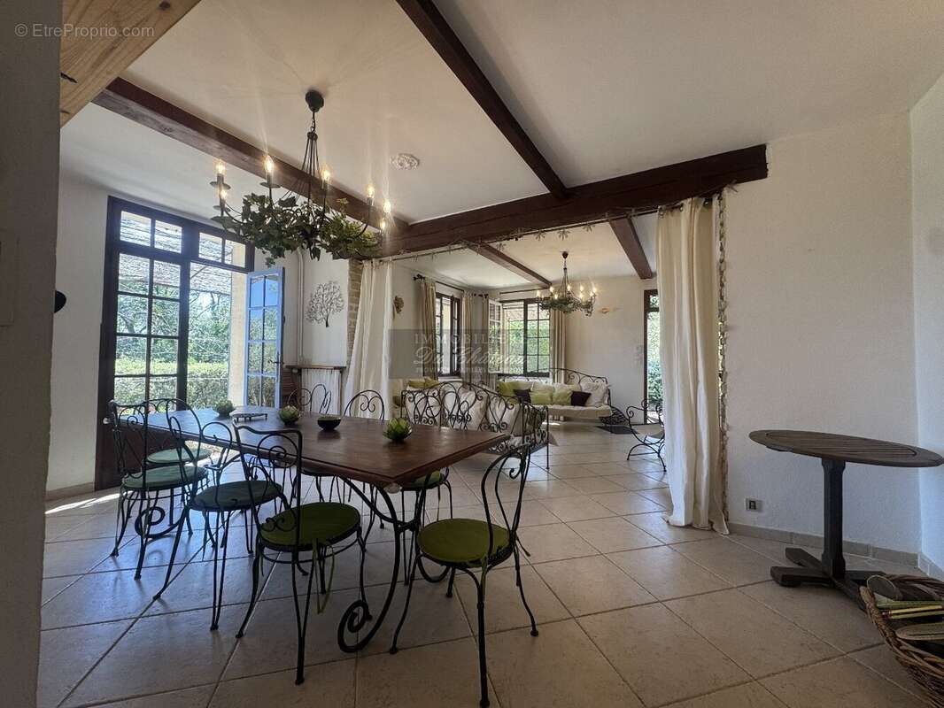 À Gordes, charmante maison en pierre de quatre chambres avec vue dégagée sur le Luberon. - photo 14