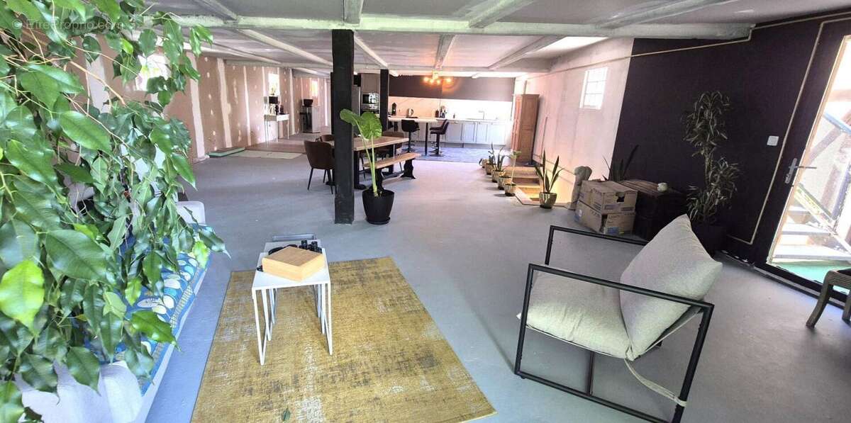 Superbe Ensemble Immobilier de 240 m² Style Champenois à Réhabiliter avec ses Greniers, Dépendances et 1 Logement Résidentiel de - photo 3