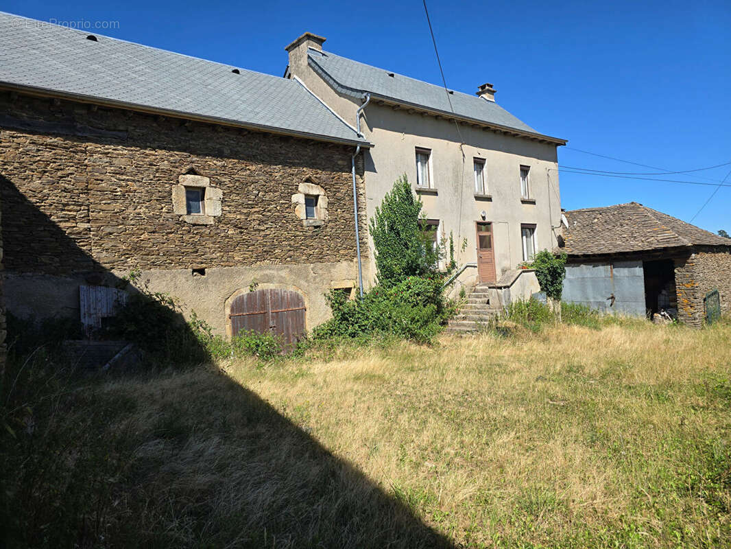 Corps de ferme avec maison et 2 granges - Trémouilles - photo 5