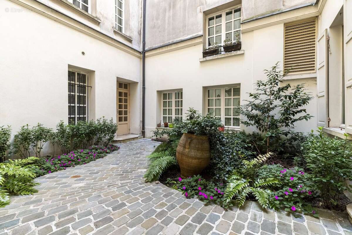 Île Saint Louis - Studio de 17 m² sur cour arborée - photo 7