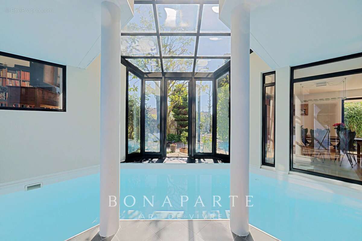 Maison d’architecte – 316 m² habitables – Dépendance indépendante – Piscine intérieure – Sous-sol total – Jardin paysagé de 800  - photo 4