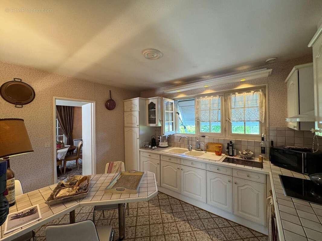 Maison à SAINT-DENIS-LES-BOURG