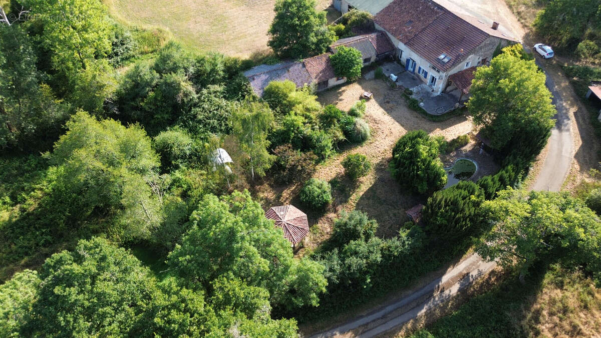 Maison 140 m² à Millac  - photo 2