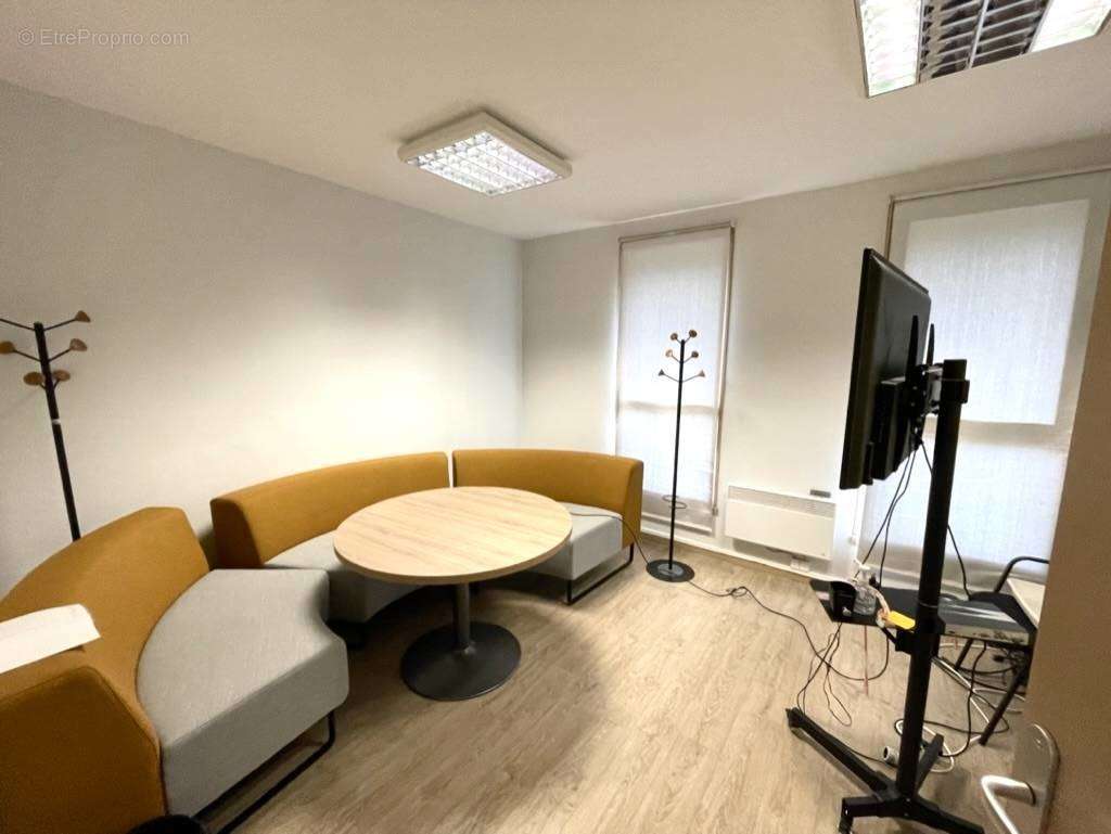 Commerce à MONT-SAINT-AIGNAN