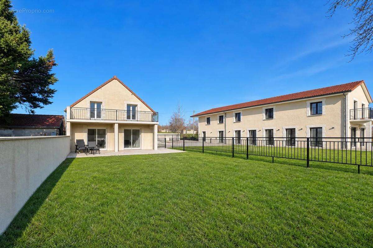Maison de 390 m² avec terrain de 3 hectares - photo 17