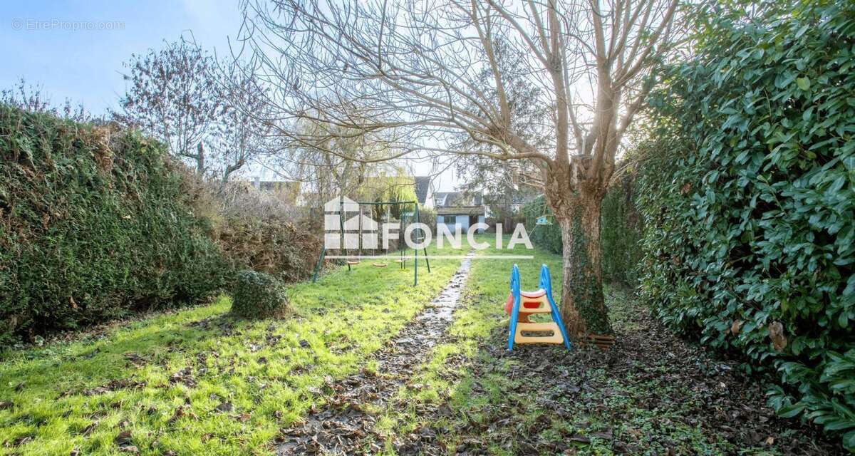 Maison à LE MESNIL-SAINT-DENIS