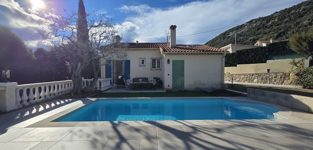 Maison à CHATEAUNEUF-VILLEVIEILLE