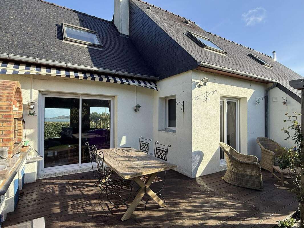 Maison à TREDREZ-LOCQUEMEAU