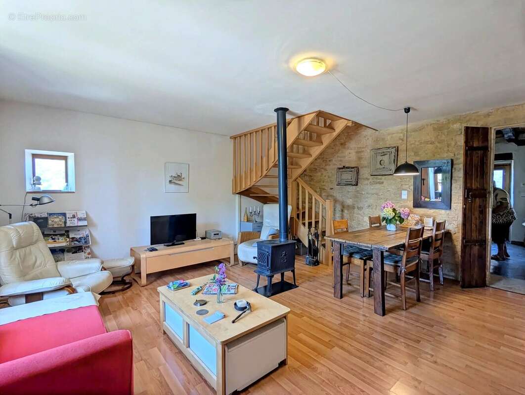 Maison de village en pierre avec 3 chambres, garage double, cave et terrasses - photo 3