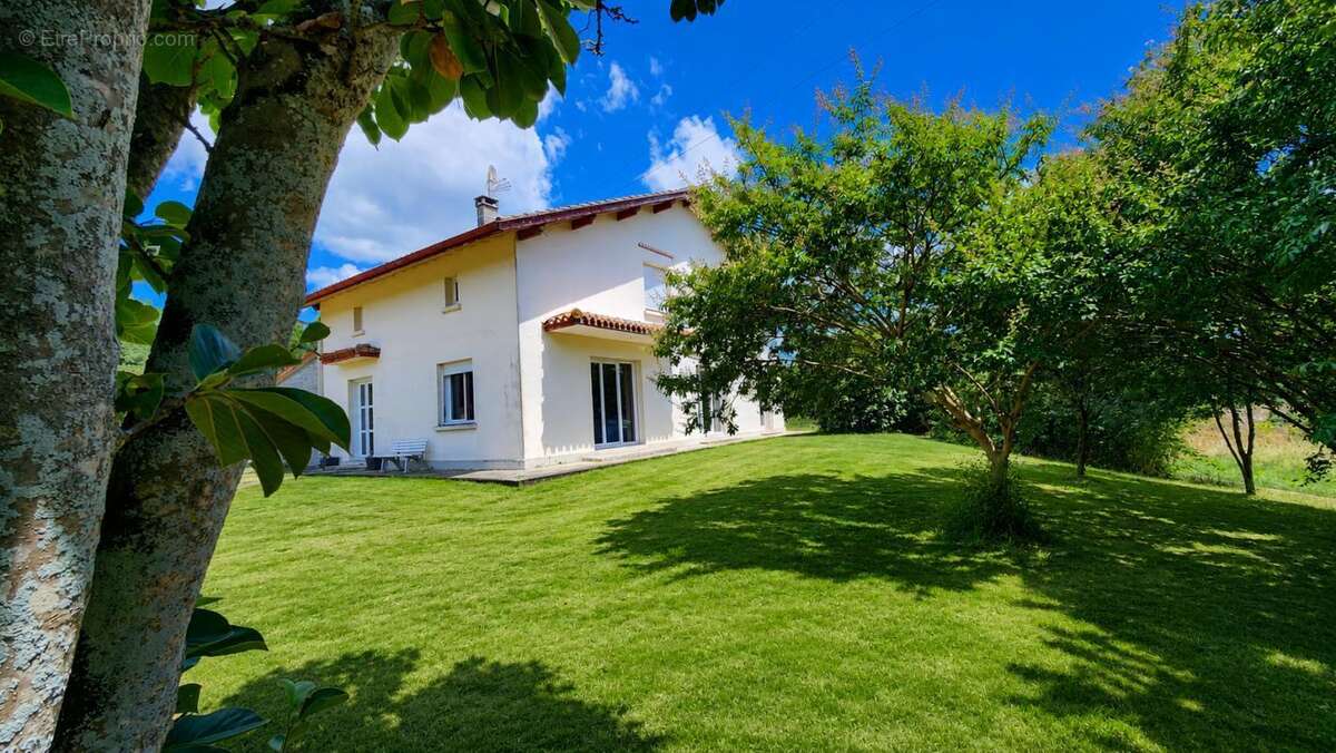 Maison 225 m2 - PISCINE - 26 915 m² de terrain - Dépendances - photo 2