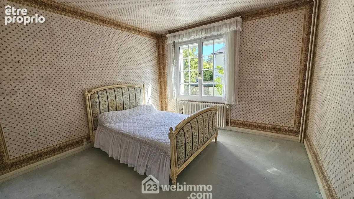 Au RDC, une seconde chambre de 12,13 m² très lumineuse.
