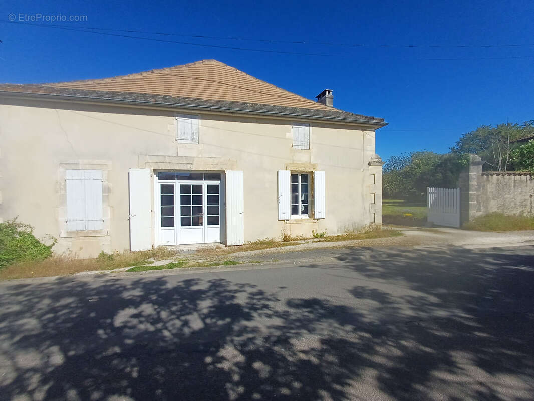 Maison à BAIGNES-SAINTE-RADEGONDE