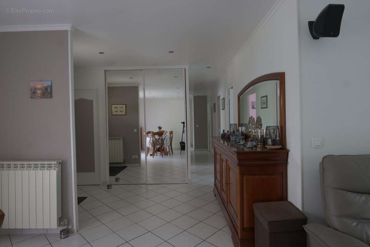 Maison 165 m² à Villeneuve-Sur-Yonne  - photo 2