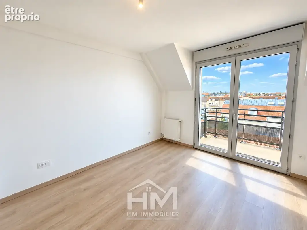 Rue Henri-Barbusse  Exclusivité — Appartement en dernier étage avec deux balcons - photo 4