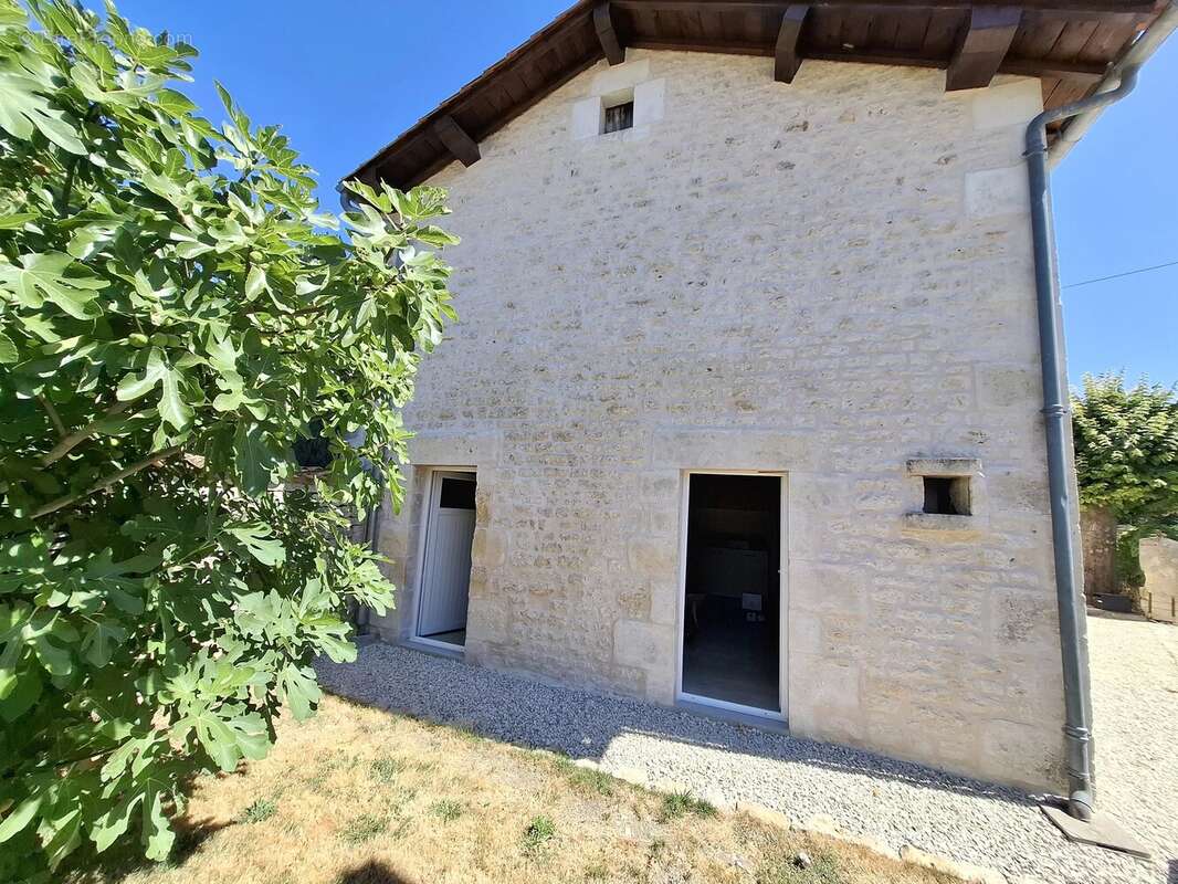 Maison familiale impeccable de 4 à 5 chambres, idéalement située à quelques minutes à pied de toutes les commodités. - photo 17