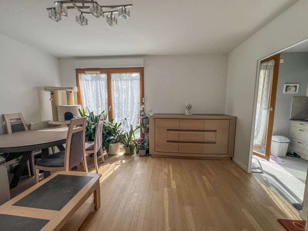 Appartement à LE MESNIL-SAINT-DENIS