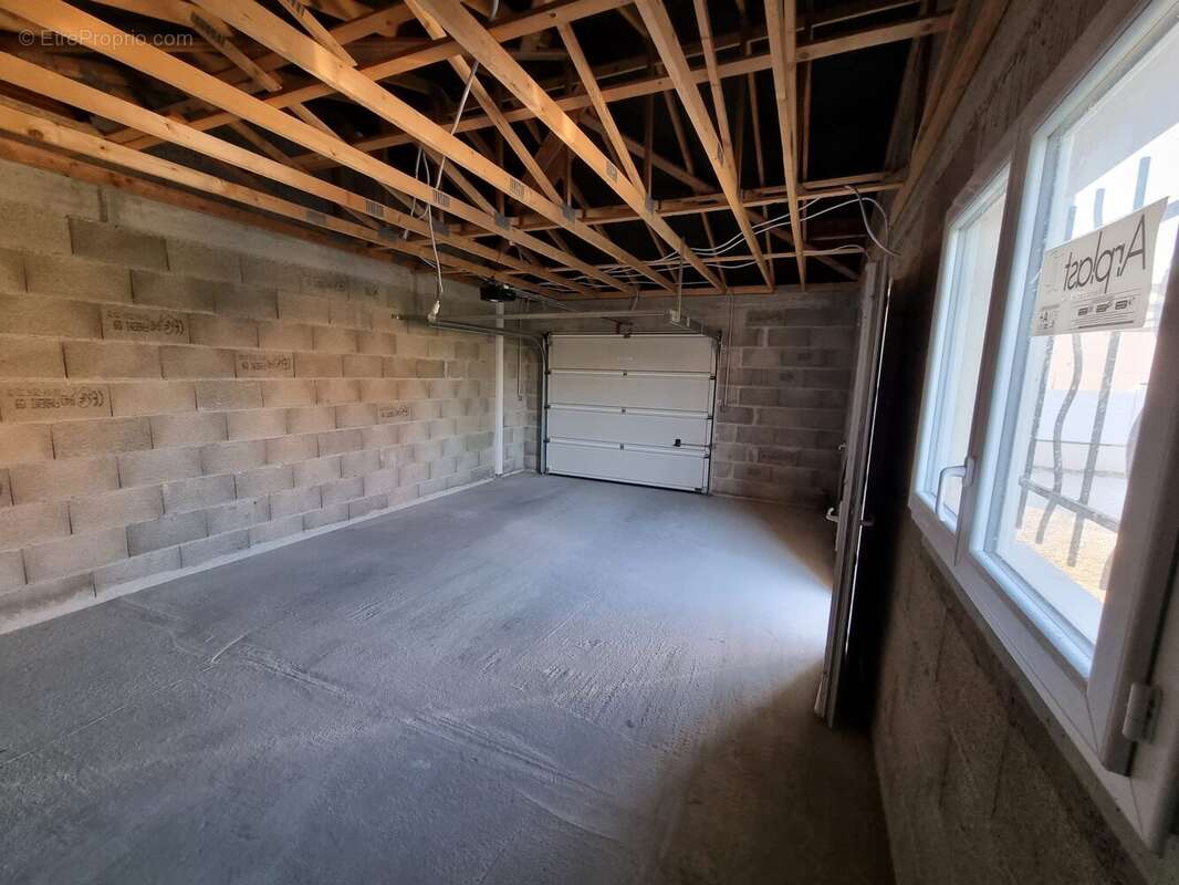 GARAGE 35 M² - Maison à GENILAC