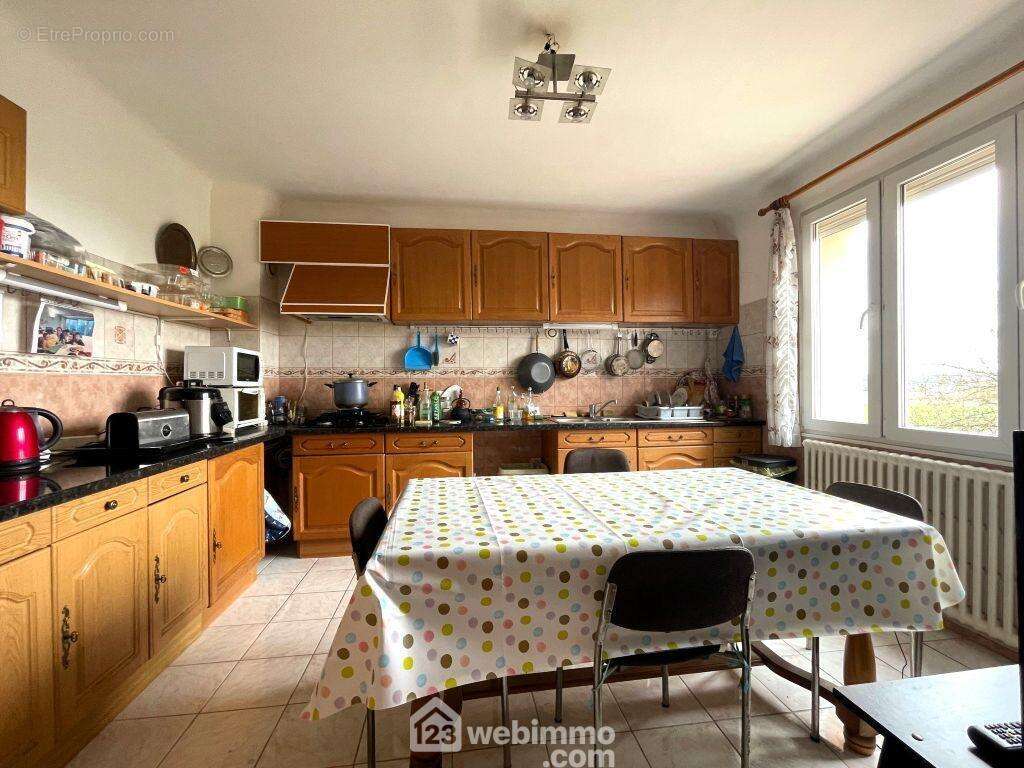 D&#039;un côté de l&#039;entrée, avec WC et placard, la cuisine aménagée et équipée. - Maison à CHATELLERAULT