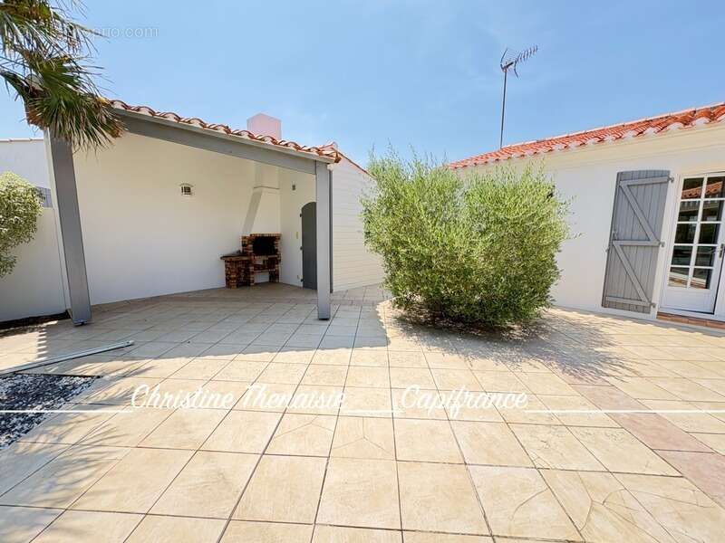 Maison à vendre 5 pièces - Plain-Pied - 3 chambres - 2 salles d'eau - 3 wc - Piscine couverte - 2 garages SAINT HILAIRE DE RIEZ  - photo 12