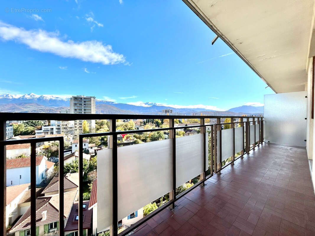 GRENOBLE - T2 de 55m2 en étage élevé avec grand balcon et garage en sous-sol. - photo 2