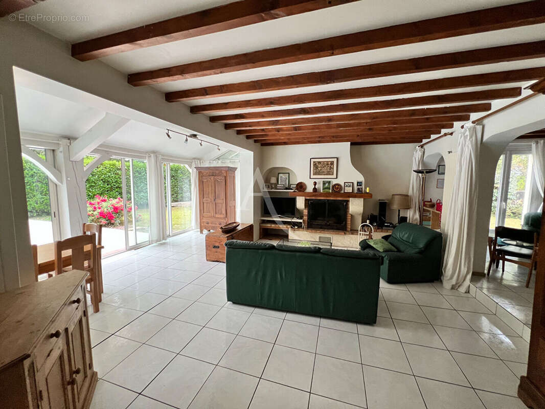 HAUT DE LESCAR - Maison 6 pièce(s) 150 m2 avec piscine garage carport terrain 1282m² - photo 2