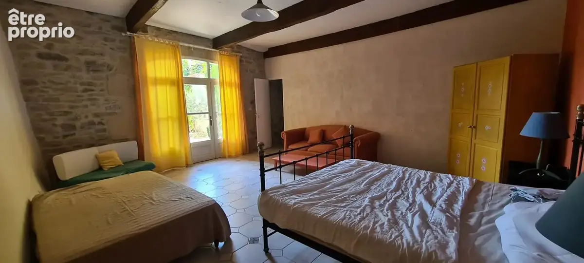 Chambre indépendante donnant sur cour