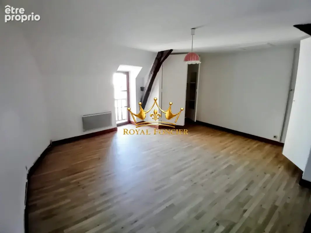 Etage : une grande chambre avec placards 