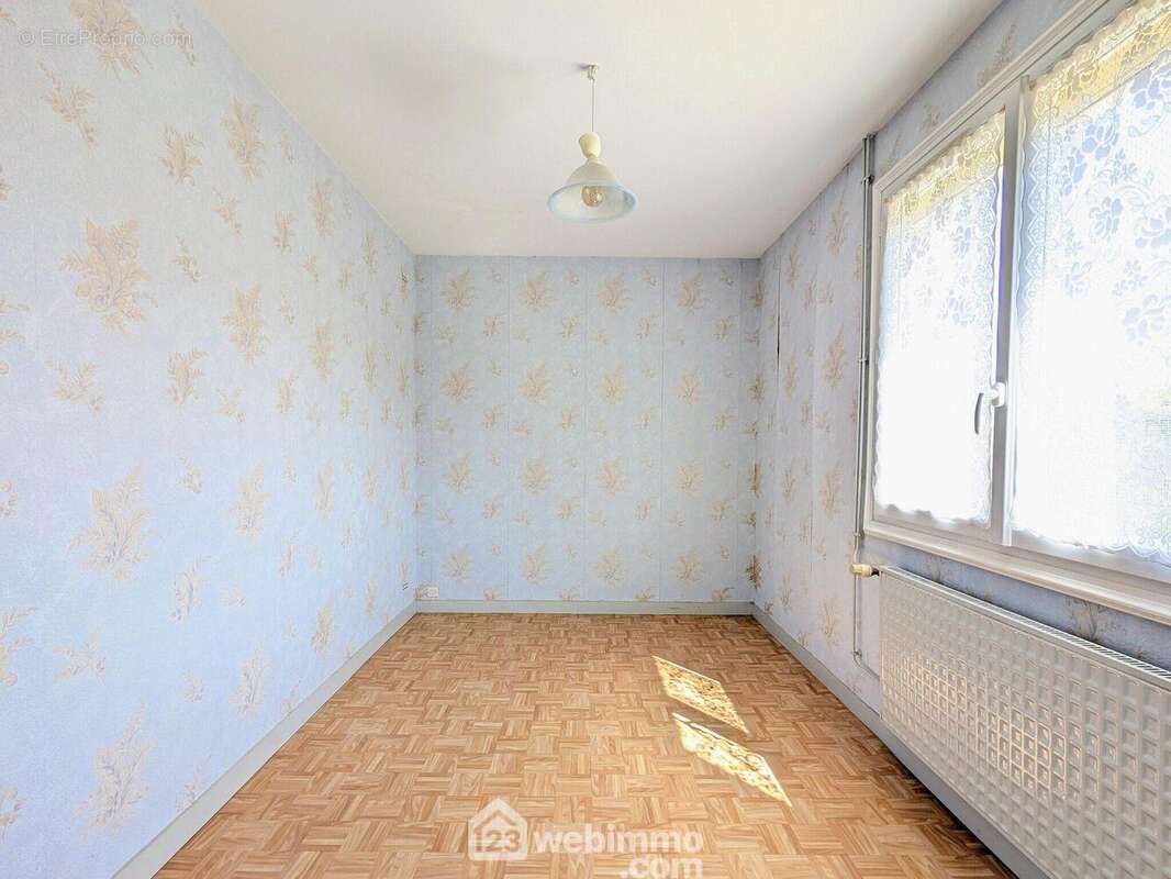 ...et la dernière de 11 m². - Maison à CORNE