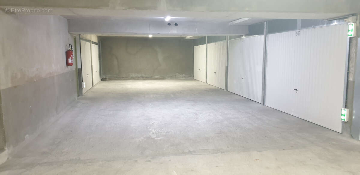 Parking à CAGNES-SUR-MER