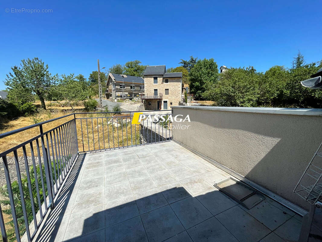 A VENDRE - Bel immeuble de rapport (4 appartements) avec terrain attenant - LAISSAC - photo 12