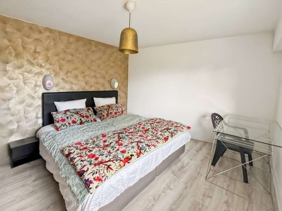 Maison de ville de 106,9 M² avec bel espace de vie, 3 chambres, terrasse et véranda au cœur de Granville ! - photo 5