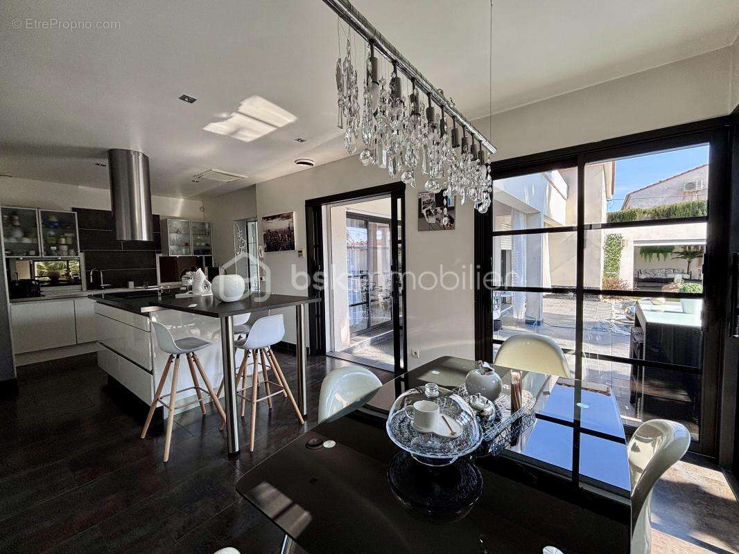 Agde – Maison T7 -  Plain-Pied - avec Piscine, Jacuzzi et garage - photo 3