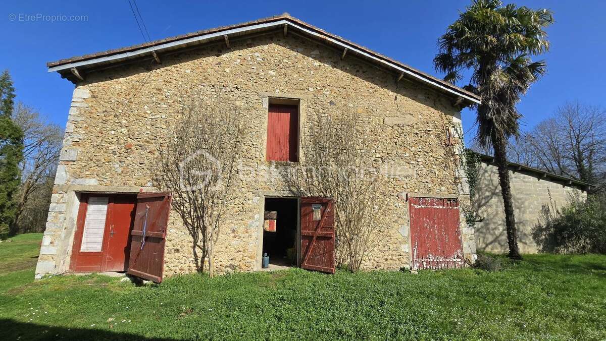 Ensemble immobilier, maison de 178 m², maisonnette, granges, petits toits, terres et étang - photo 7