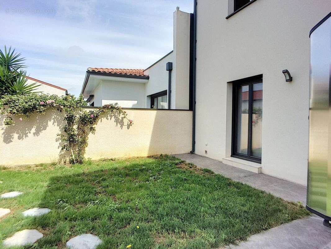 Maison à VILLENEUVE-DE-LA-RAHO