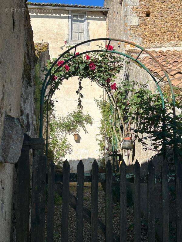 Grande maison de bourg avec cachet, 3 chambres (possibilités ++), beaux volumes, espaces aménageables, jardin - photo 10