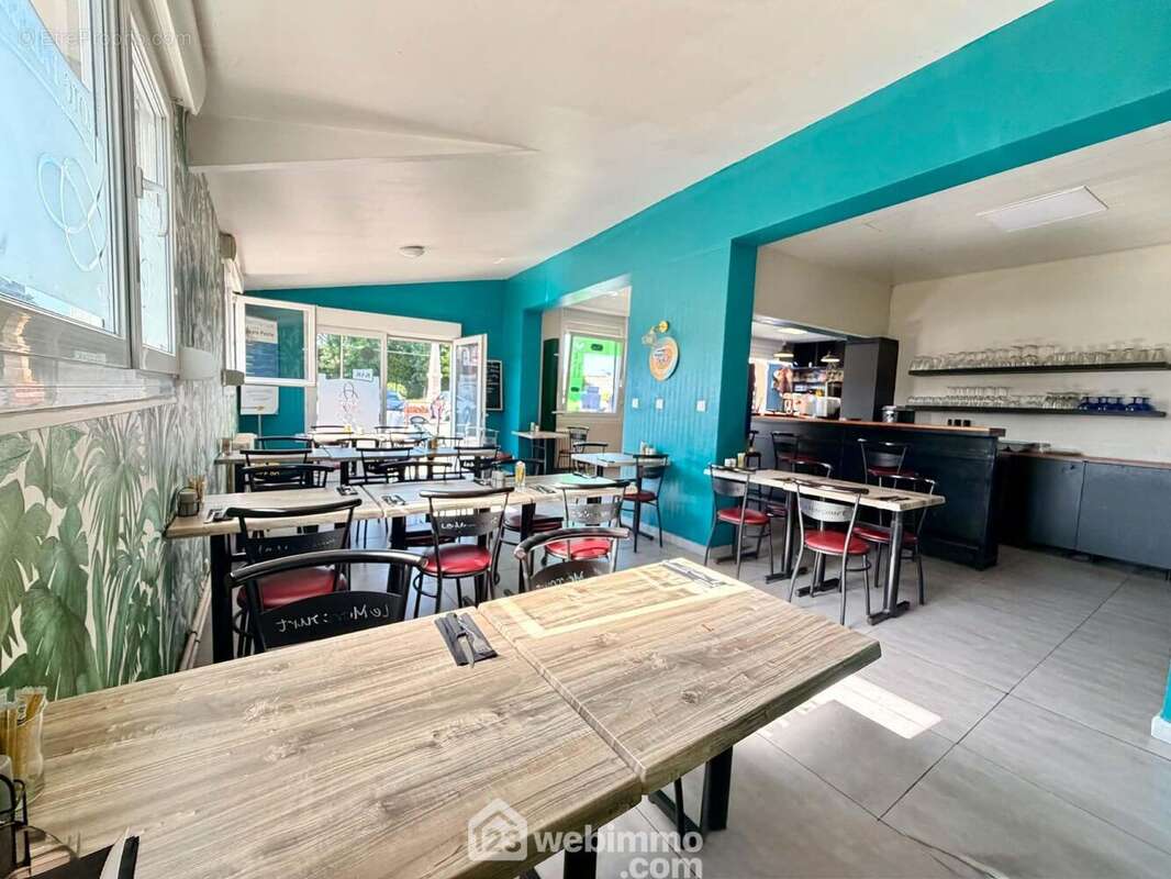 Espace PMU/restauration proposant une vaste pièce lumineuse avec de nombreuses possibilités de réaménagement selon vos projets - Appartement à MORCOURT