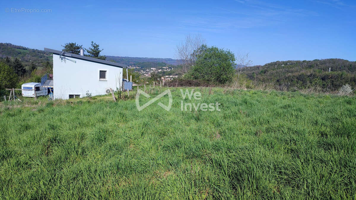 Maison voisine en contrebas du terrain - Terrain à CRANSAC