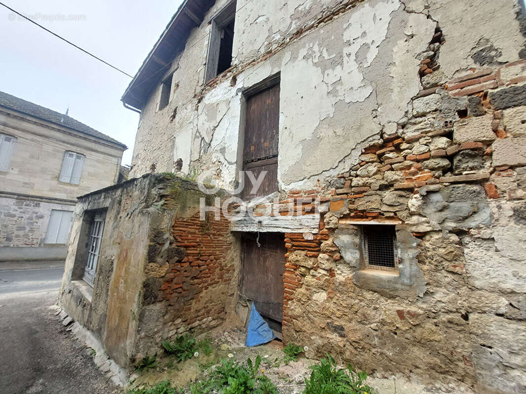 Parking à PORT-SAINTE-MARIE