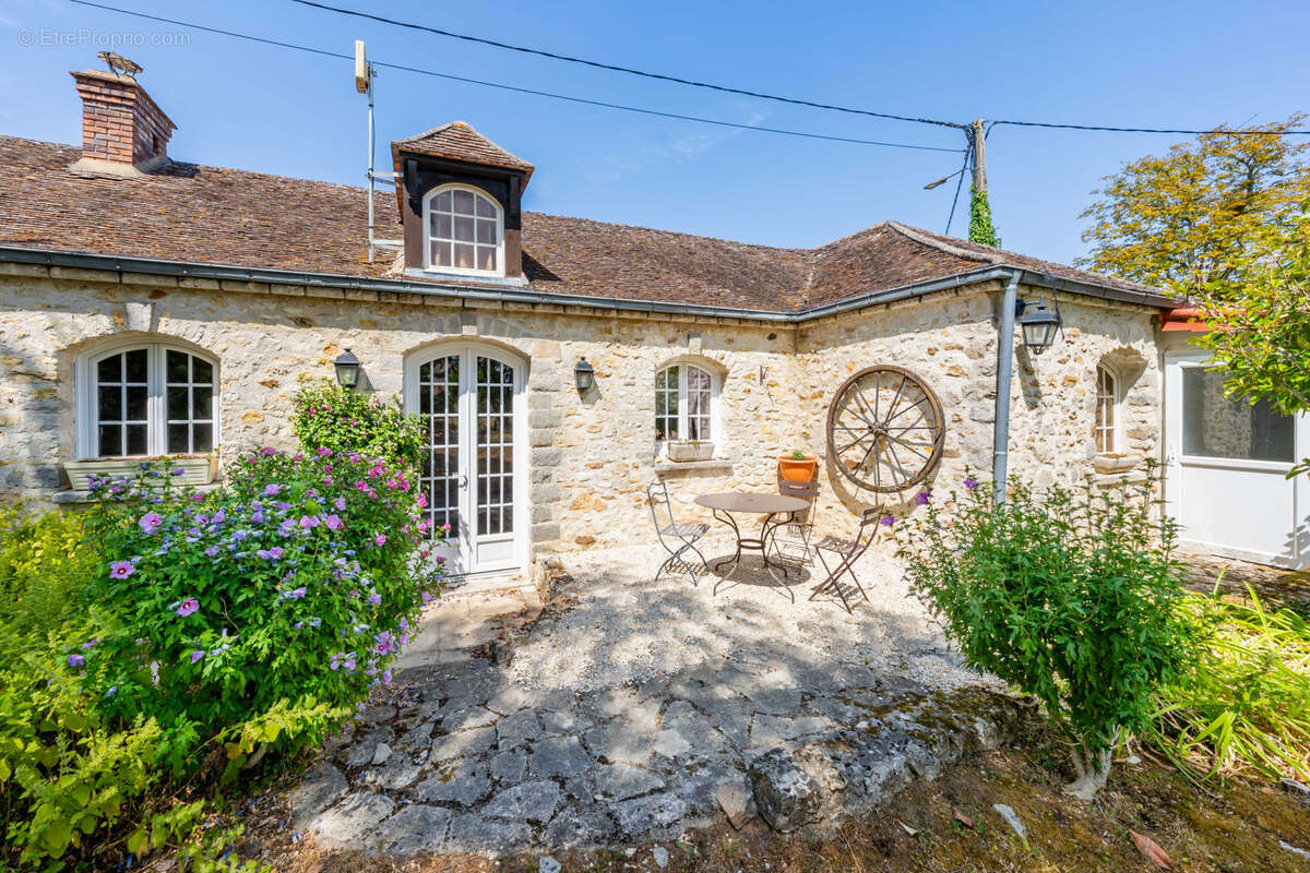 Ensemble immobilier de charme avec maison de 310 m2 et dépendances - photo 3