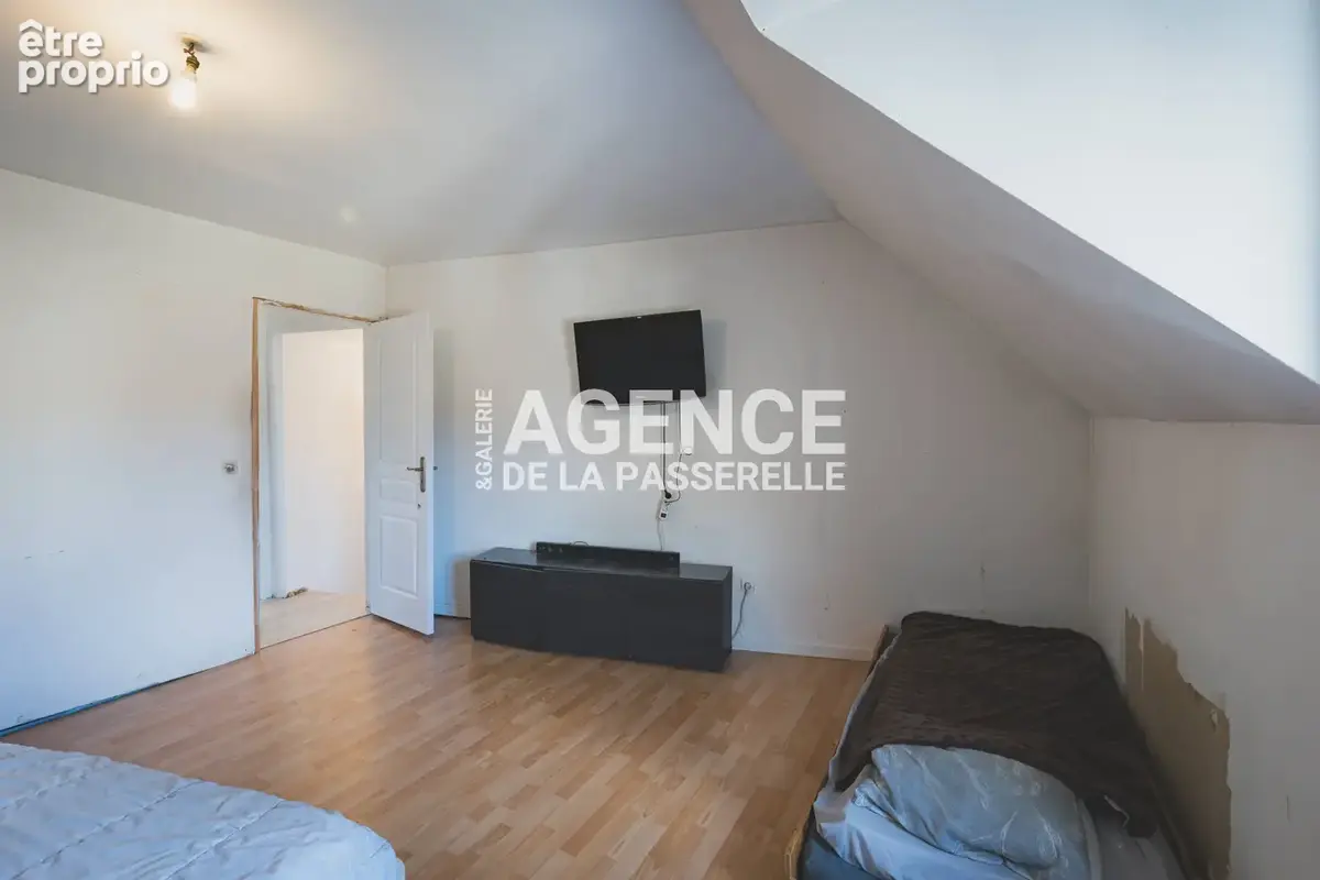 Maison rénovée de 118m2, 4 chambres, jardin et piscine. - photo 25