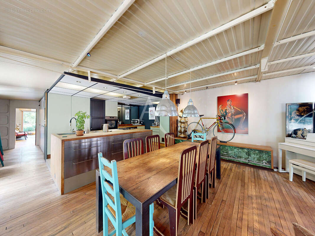 Un loft caché au coeur de neuilly-sur-marne, une propriété hors normes aux volumes exceptionnels - photo 3