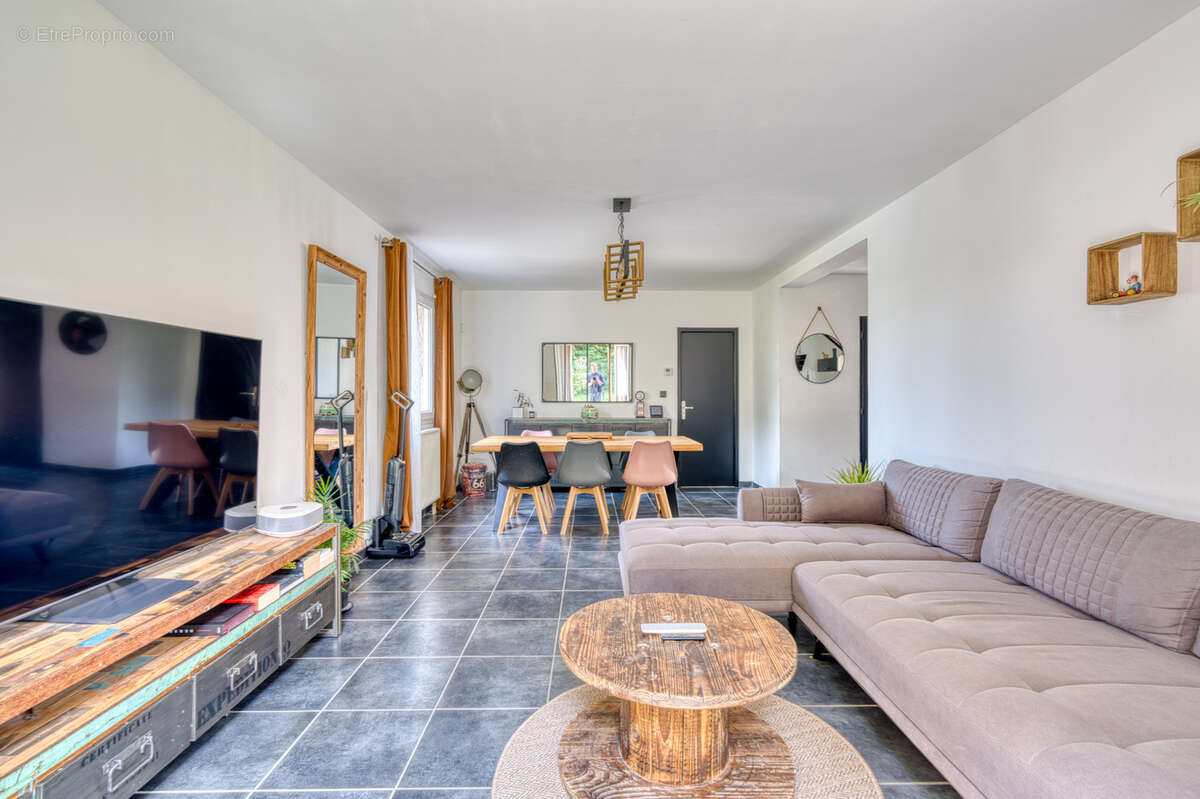 Maison à NIVOLAS-VERMELLE