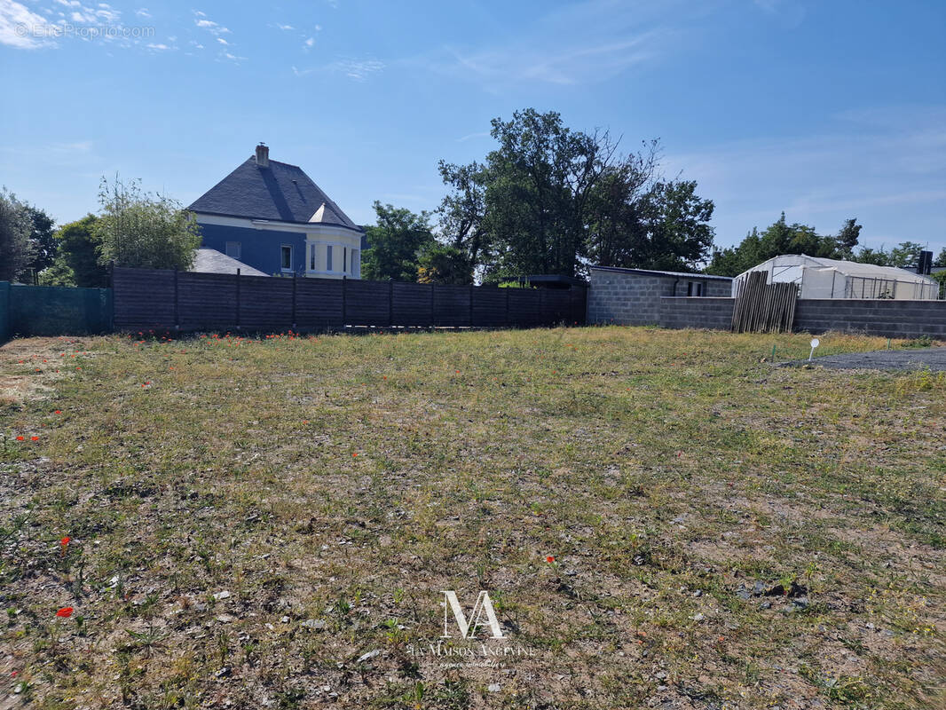 Terrain à LES PONTS-DE-CE