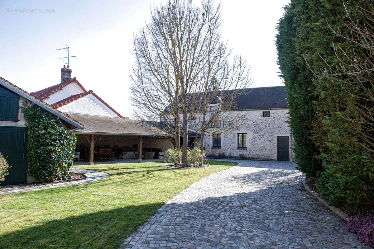 Propriété du 19e siècle en pierres apparentes de 210 m2 habitables + dépendance sur 1281 m2 de terrain - photo 2