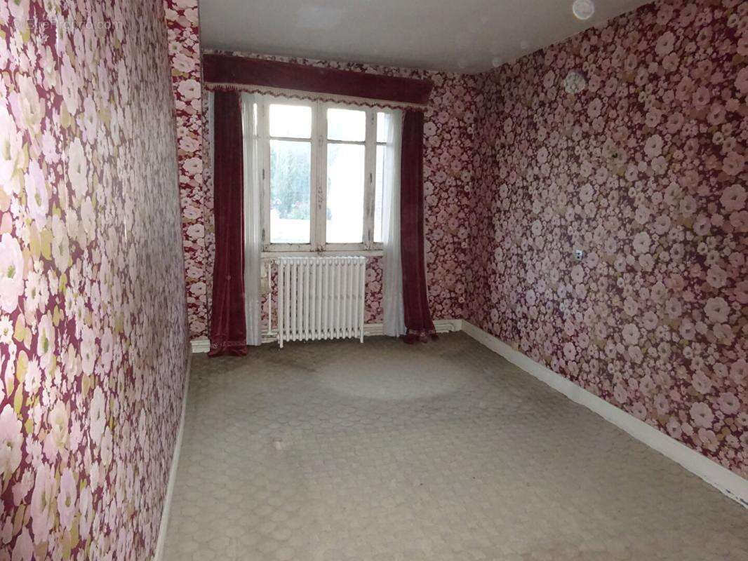 Maison à AZAY-LE-FERRON