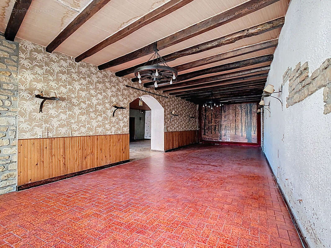 Commerce à DAMPIERRE