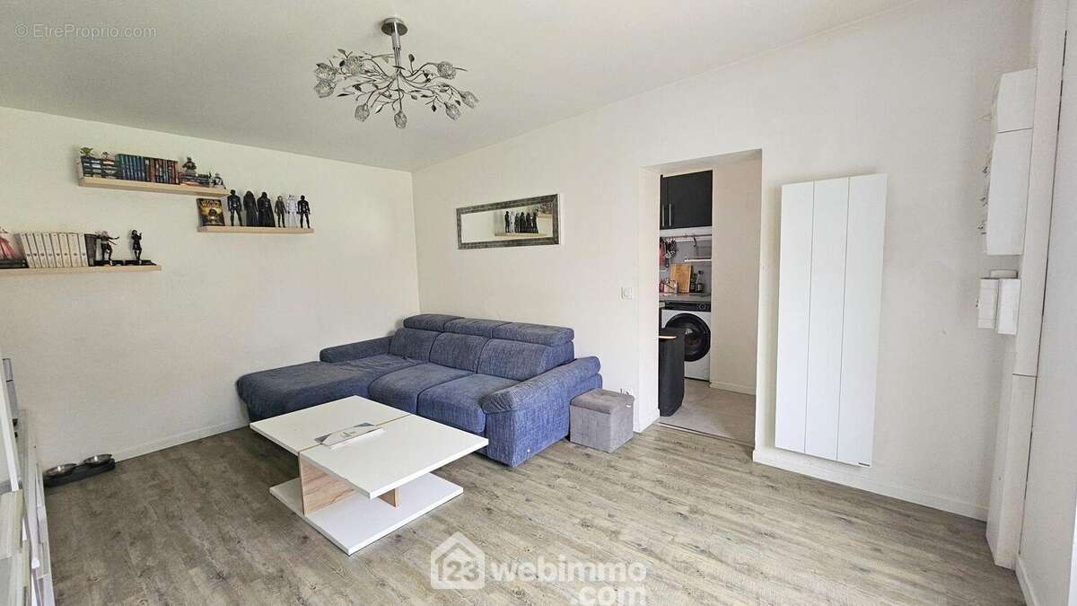 Un séjour de 16,50 m² parqueté.