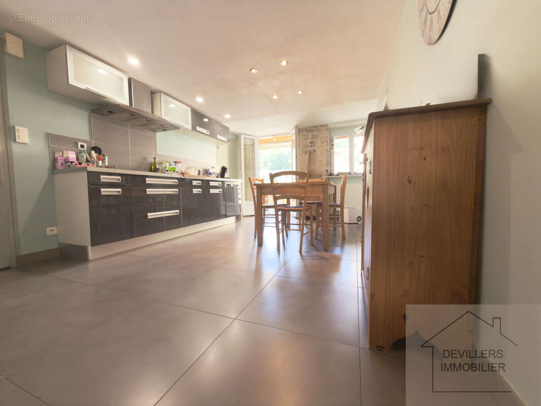 Appartement T3 atypique à vendre à Ornans (Doubs)   106 m2 au sol   Terrasse plein sud   Grand garage   Centre - photo 6